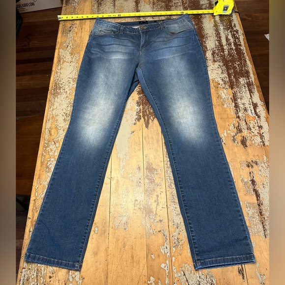Sz 18 Jones New York Madison Slim skinny - medium wash jeans. Excellent shape! - Picture 1 of 5